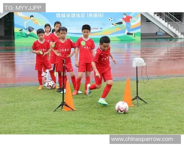 三大足球巨星与孩子们共度美好时光 亲自示范技巧传递运动精神