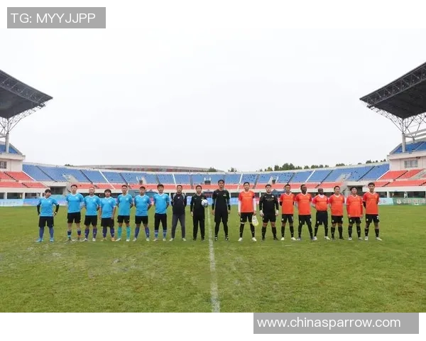 八宿队足球球星团结一心合影留念 展现赛场外友谊与默契