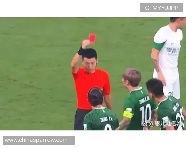 退役足球明星因恶劣犯规被红牌罚下场 赛后回应引发广泛热议